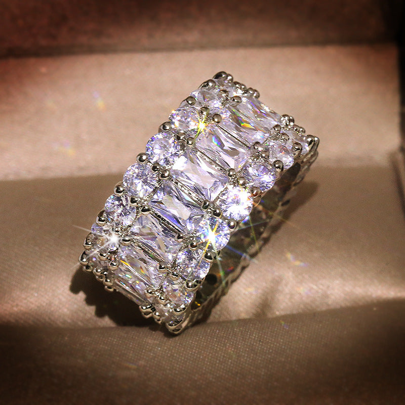 Ring set with zircons