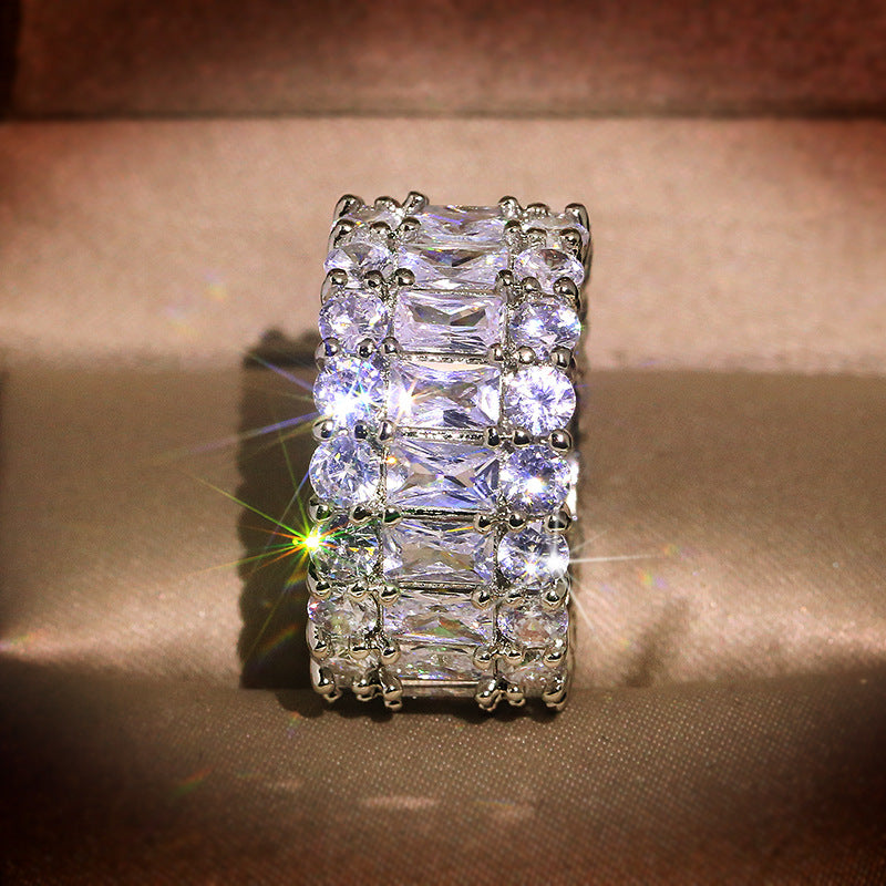 Ring set with zircons